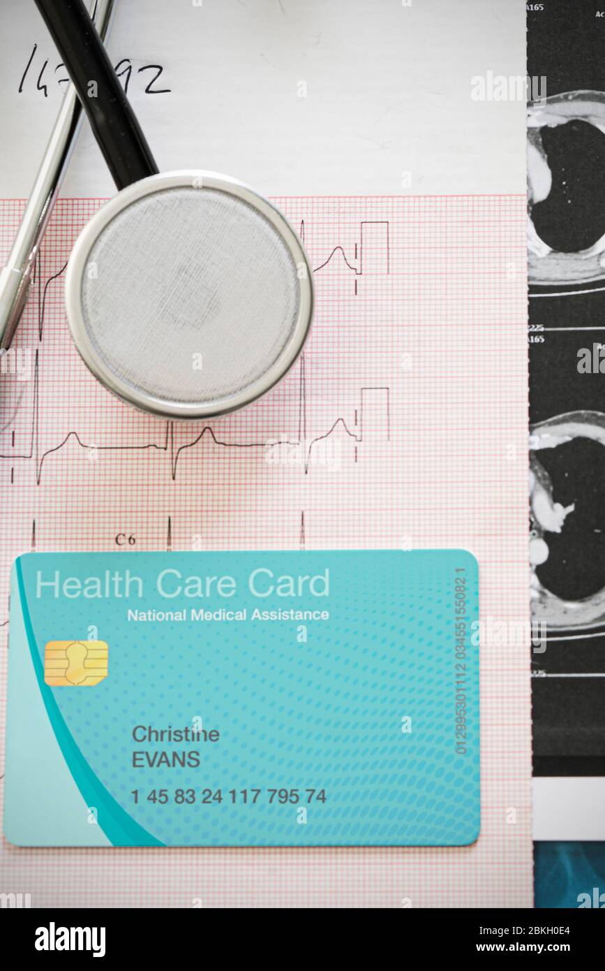 Nahaufnahme des Stethoskops und der Gesundheitskarte in medizinischen Berichten Stockfoto