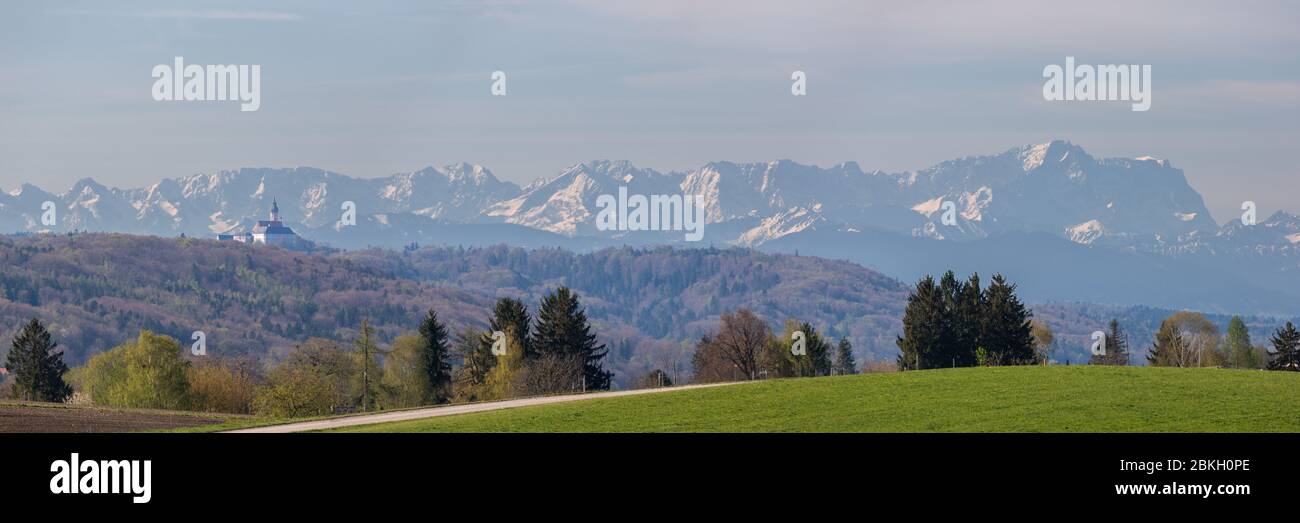 Panorama der Wettersteinkette mit Zugspitze (Deutschlands höchster Berg). Links Kloster Andechs - eine berühmte & beliebte benediktinerabtei. Stockfoto