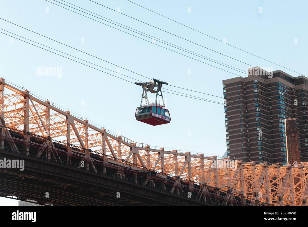 Blick auf die Seilbahn über die Queensboro Bridge Stockfoto