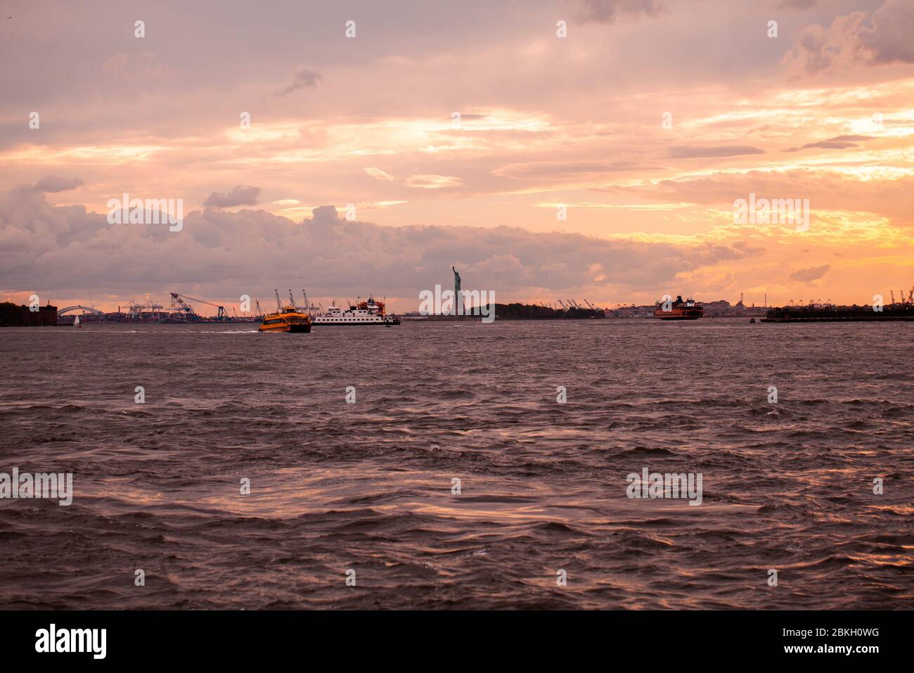 Blick auf das Boot im Meer bewegen Stockfoto