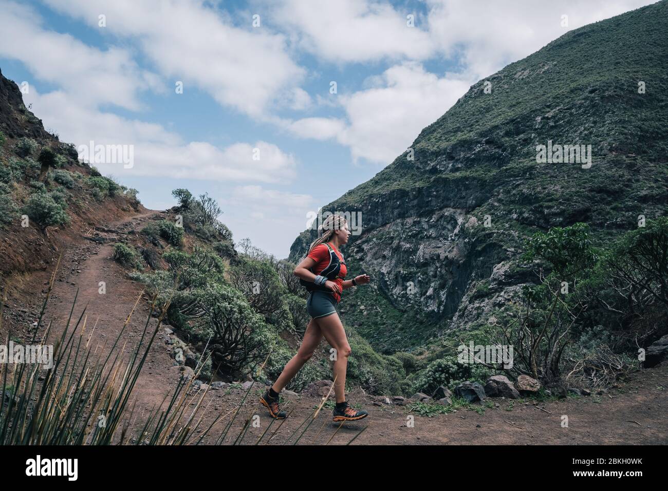 Junge Fitness Frau Trail Runner Laufen auf Berggipfel Stockfoto