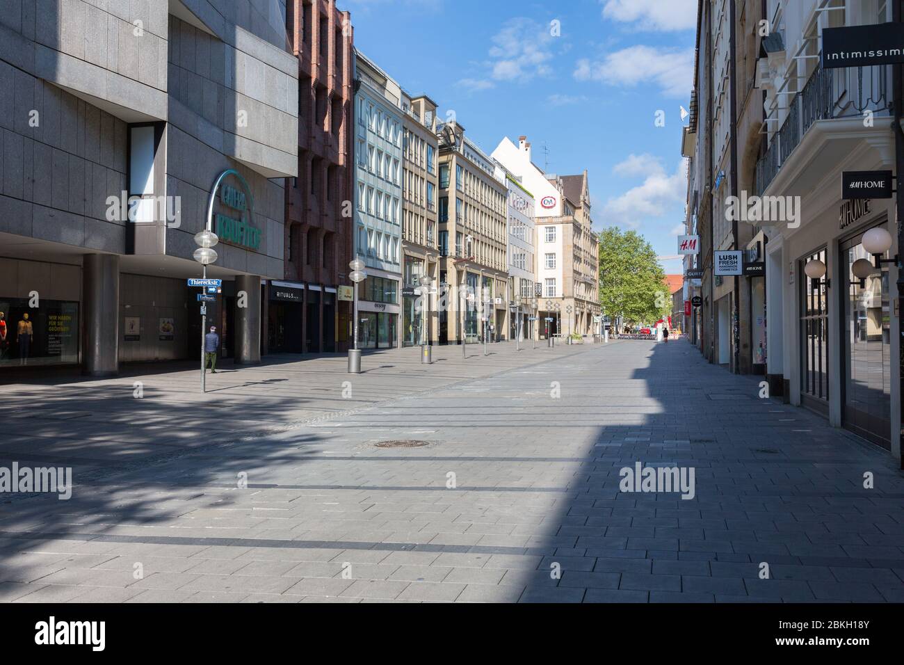 Blick entlang der Neuhauser Straße (Fußgängerzone). Normalerweise voll mit Käufern und Touristen. Aufgrund bestimmter Umstände leer (Sonntag & Sperrung) Stockfoto