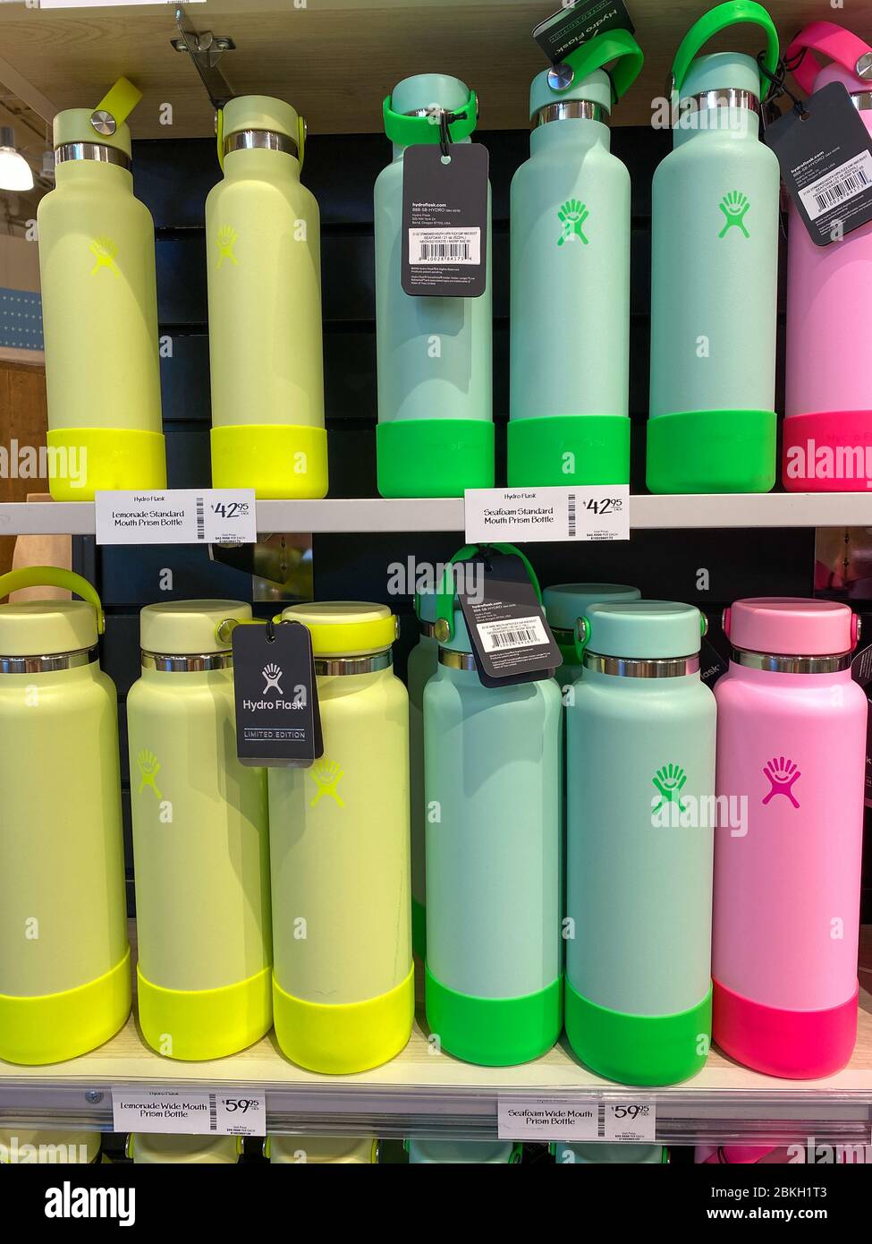 Orlando,FL/USA-5/3/20: Eine Anzeige von Taschen von Hydroflask wiederverwendbaren Wasserflaschen in einem Whole Foods Lebensmittelgeschäft. Stockfoto