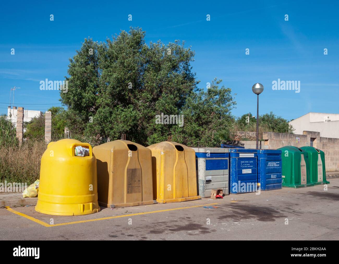 Campos, Balearen/Spanien; Mai/03/2020: Recycling-Container auf der Straße Stockfoto