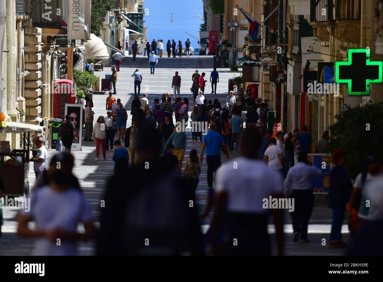 Valletta, Malta. Mai 2020. Am 4. Mai 2020 kehren die Menschen auf die Straße in Valletta, Malta, zurück. Kredit: Jonathan Borg/Xinhua/Alamy Live News Stockfoto
