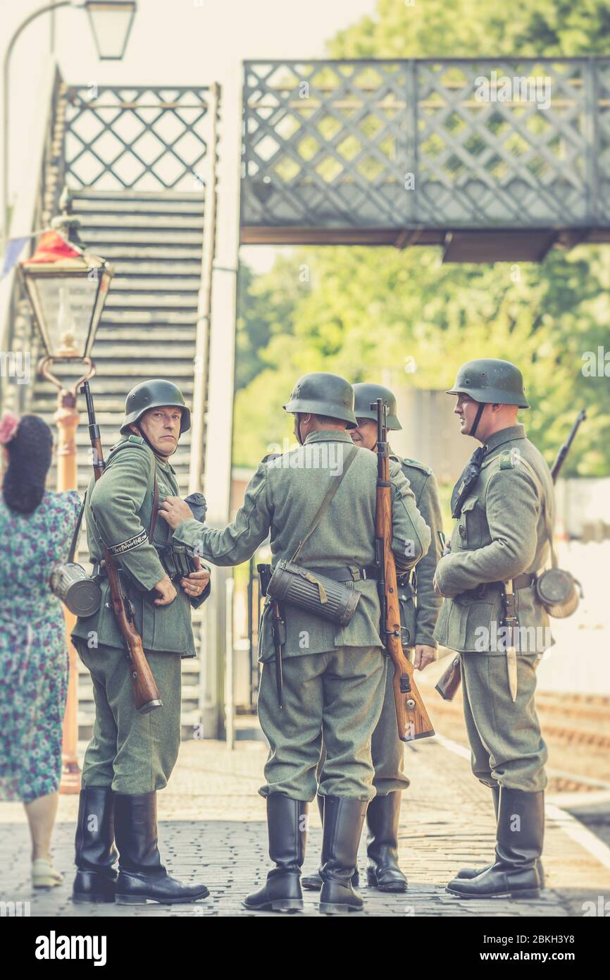 Severn Valley Railway Sommerveranstaltung im Zweiten Weltkrieg der 1940er Jahre, Großbritannien. Deutsche Nazi-Soldaten im Dienst, besetzt Vintage-Bahnhof. Stockfoto