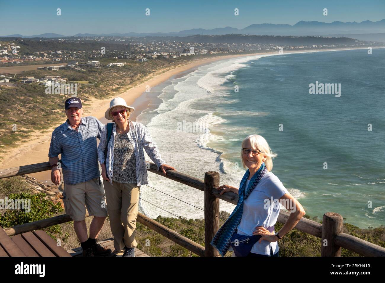 Südafrika, Westkap, Plettenberg Bay, Robberg Nature Reserve, Touristen auf erhöhten Aussichtspunkt über Robberg Bay Beach Stockfoto