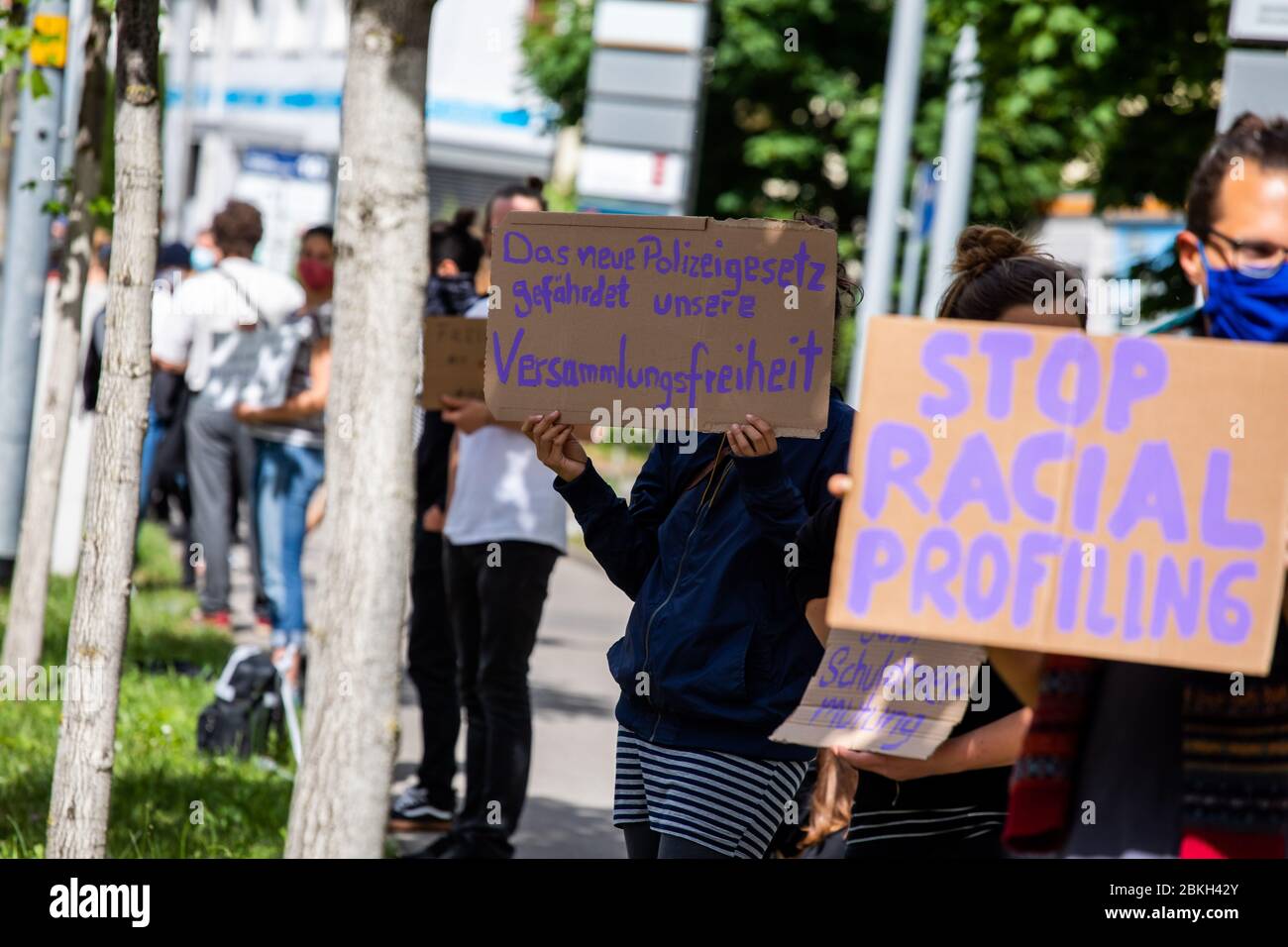 Freiburg, Deutschland. Mai 2020. Protestierende halten bei einer Protestaktion in der Nähe des Polizeihauptquartiers, von wo aus eine Menschenkette ins Büro des Bündnisses 90/die Grünen führen soll, Zeichen mit Parolen. Während die Corona-Pandemie im öffentlichen Diskurs präsent ist, plant die grün-schwarze Staatsregierung, das Polizeigesetz zu verschärfen. Mit einer Menschenkette in einem Abstand von mindestens 1.5 Metern und mit Schutzmasken soll eine Demonstration gegen die Verschärfung des Polizeigesetzes durchgeführt werden. Quelle: Philipp von Ditfurth/dpa/Alamy Live News Stockfoto