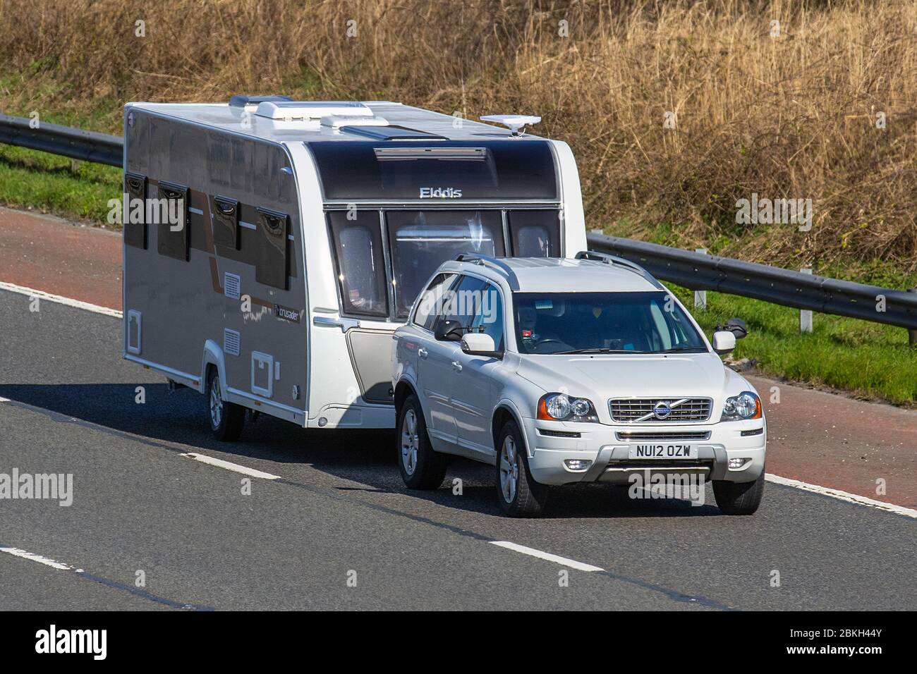 2012 weiß Volvo XC90 SE AWD D5 Auto-Schleppen ElddisWohnwagen und Reisemobile, Wohnmobile, Wohnmobil, Freizeitfahrzeug, Familienurlaub, Caravanettenurlaub, Caravanurlaub, Leben auf der Straße, Stockfoto