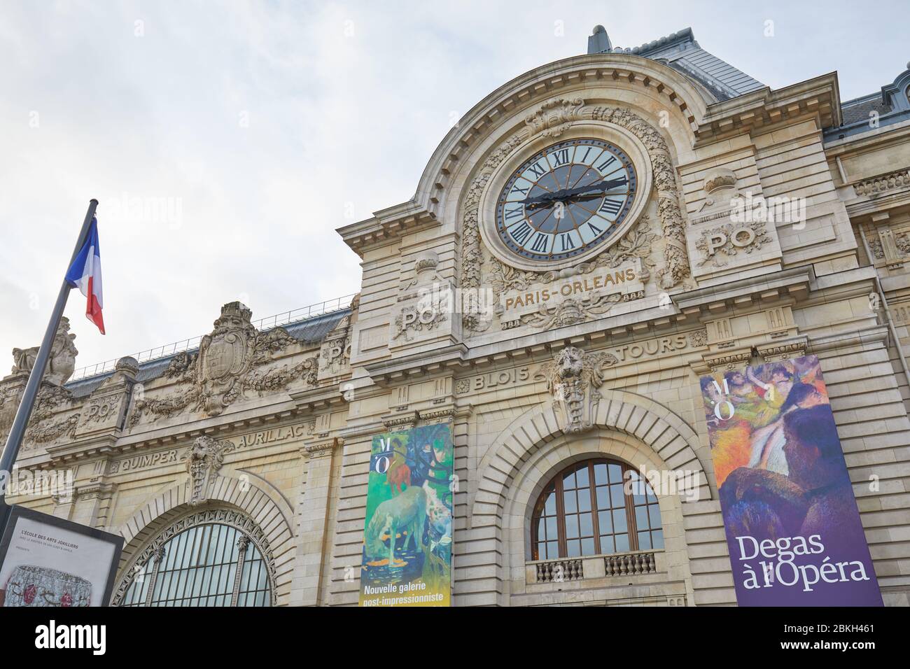 PARIS, FRANKREICH - 8. NOVEMBER 2019: Gare D'Orsay oder Orsay Museumsgebäude Fassade mit Uhr in einem bewölkten Tag in Paris Stockfoto