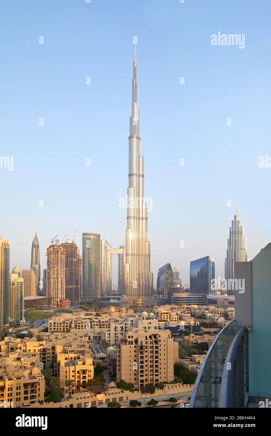 Vom Balkon aus hat man einen Blick auf den Wolkenkratzer Burj Khalifa und die Stadt Dubai an einem klaren, sonnigen Morgen Stockfoto