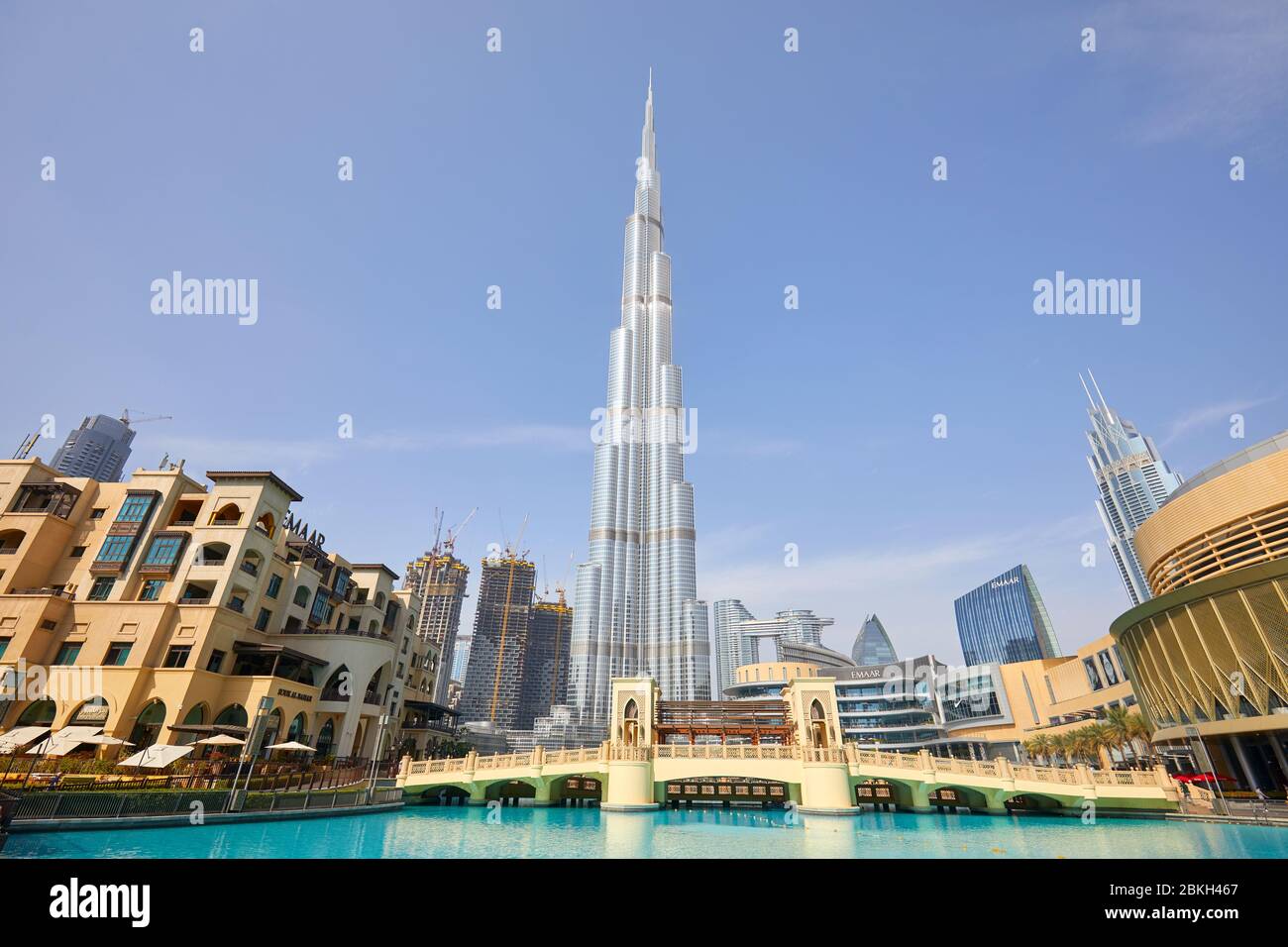 DUBAI, VEREINIGTE ARABISCHE EMIRATE - 19. NOVEMBER 2019: Burj Khalifa Wolkenkratzer, Souk al Bahar und Dubai Mall an einem sonnigen Tag Stockfoto