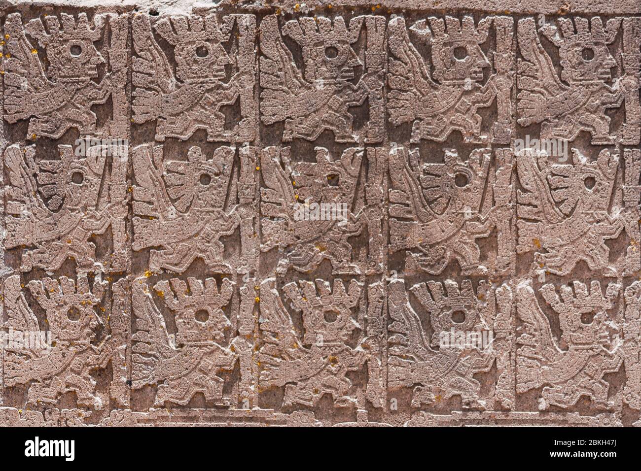 Detail der dekorativen Reliefs der Puerta del Sol in Tiwanaku, Bolivien Stockfoto