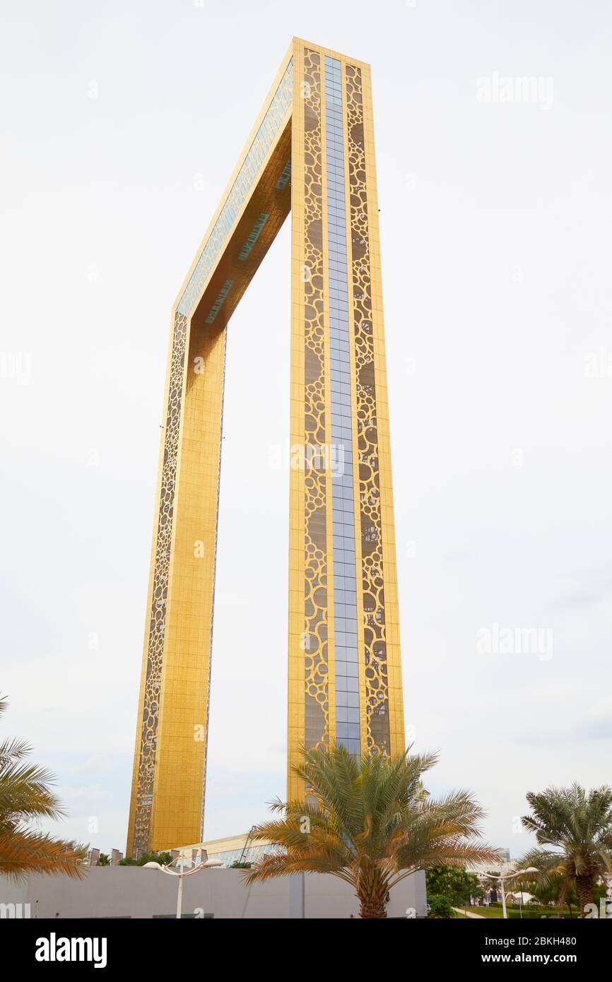 DUBAI, VEREINIGTE ARABISCHE EMIRATE - 21. NOVEMBER 2019: Dubai Frame, goldene Beobachtungsattraktion, niedrige Winkelansicht an einem bewölkten Tag Stockfoto