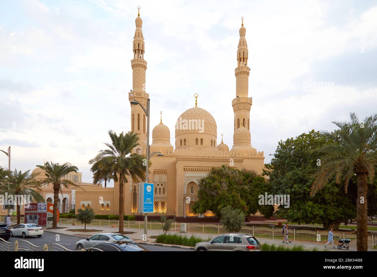 DUBAI, VEREINIGTE ARABISCHE EMIRATE - 21. NOVEMBER 2019: Blick auf die Jumeirah Moschee mit Palmen und Menschen am Nachmittag Stockfoto