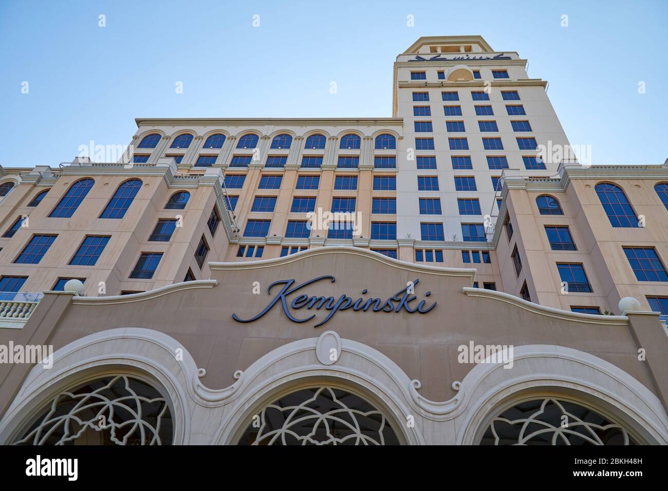 DUBAI, VEREINIGTE ARABISCHE EMIRATE - 22. NOVEMBER 2019: Kempinski, Luxus-Hotel-Fassade, niedriger Winkel an einem sonnigen Tag Stockfoto