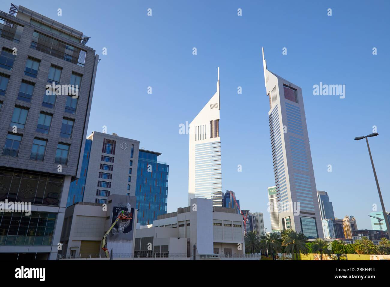 DUBAI, VEREINIGTE ARABISCHE EMIRATE - 23. NOVEMBER 2019: Dubai Finanzviertel, moderne Zwillingshochhäuser, niedrige Winkelansicht bei einem sonnigen Tag, blauer Himmel Stockfoto