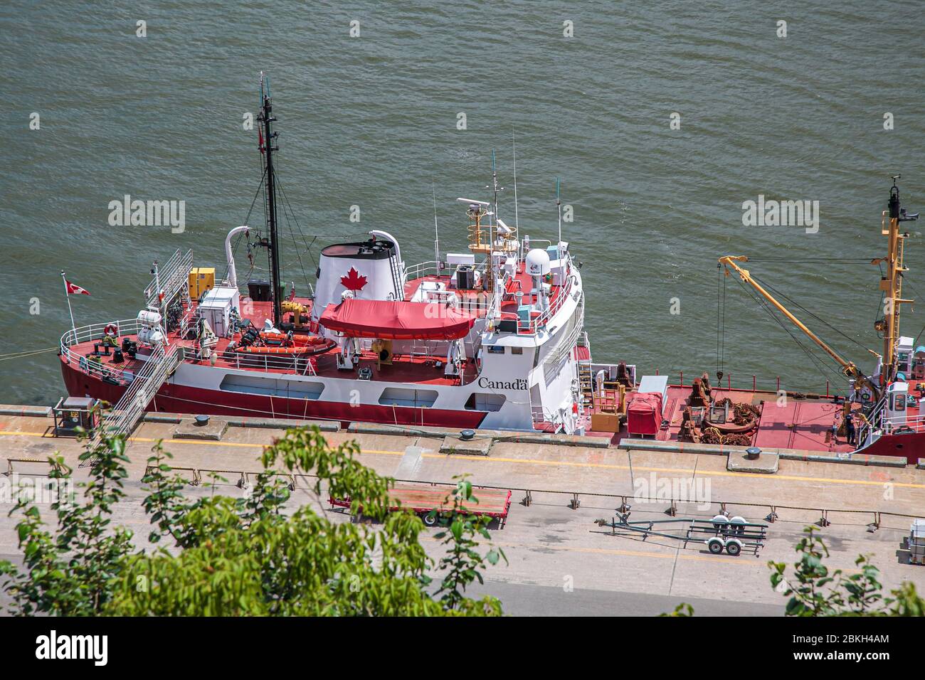 Quebec City, Kanada, Juli 2012 - das Schiff der kanadischen Küstenwache und der Eisbrecher dockten am St. Lawrence River in Quebec City an. Stockfoto