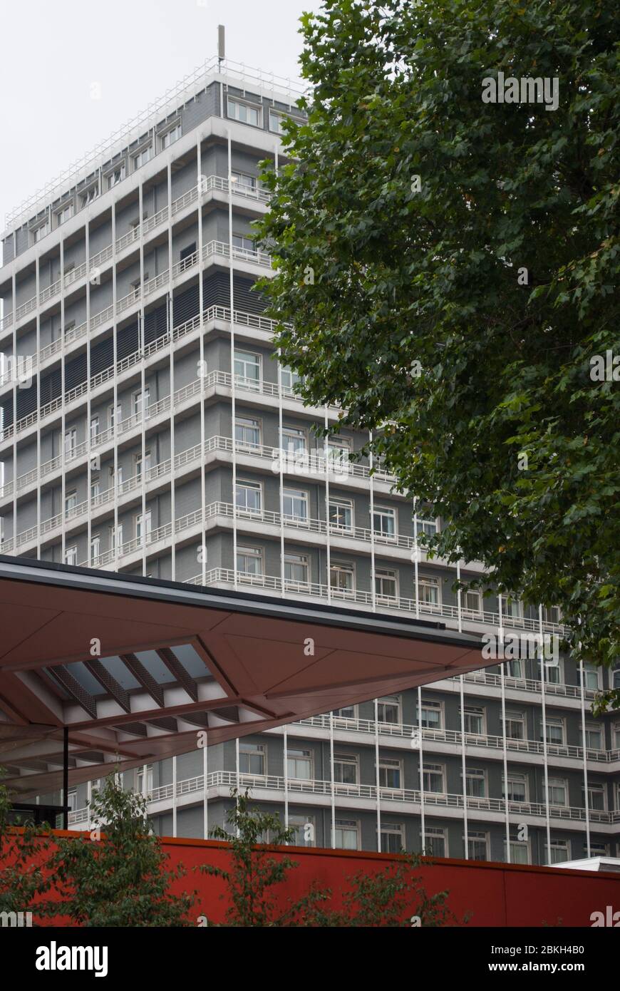 Elevation Detail Glasfenster Rahmen Cantilever Charing Cross Hospital, Fulham Palace Road, Hammersmith, London, England von Ralph Tubbs Stockfoto