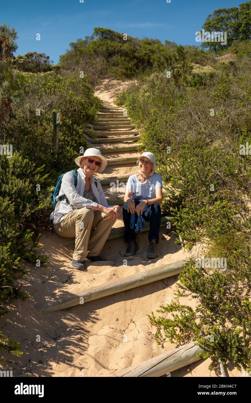 Südafrika, Western Cape, Plettenberg Bay, Robberg Nature Reserve, The Gap, Senioren Touristen ruhen auf Küstenwanderweg Stockfoto