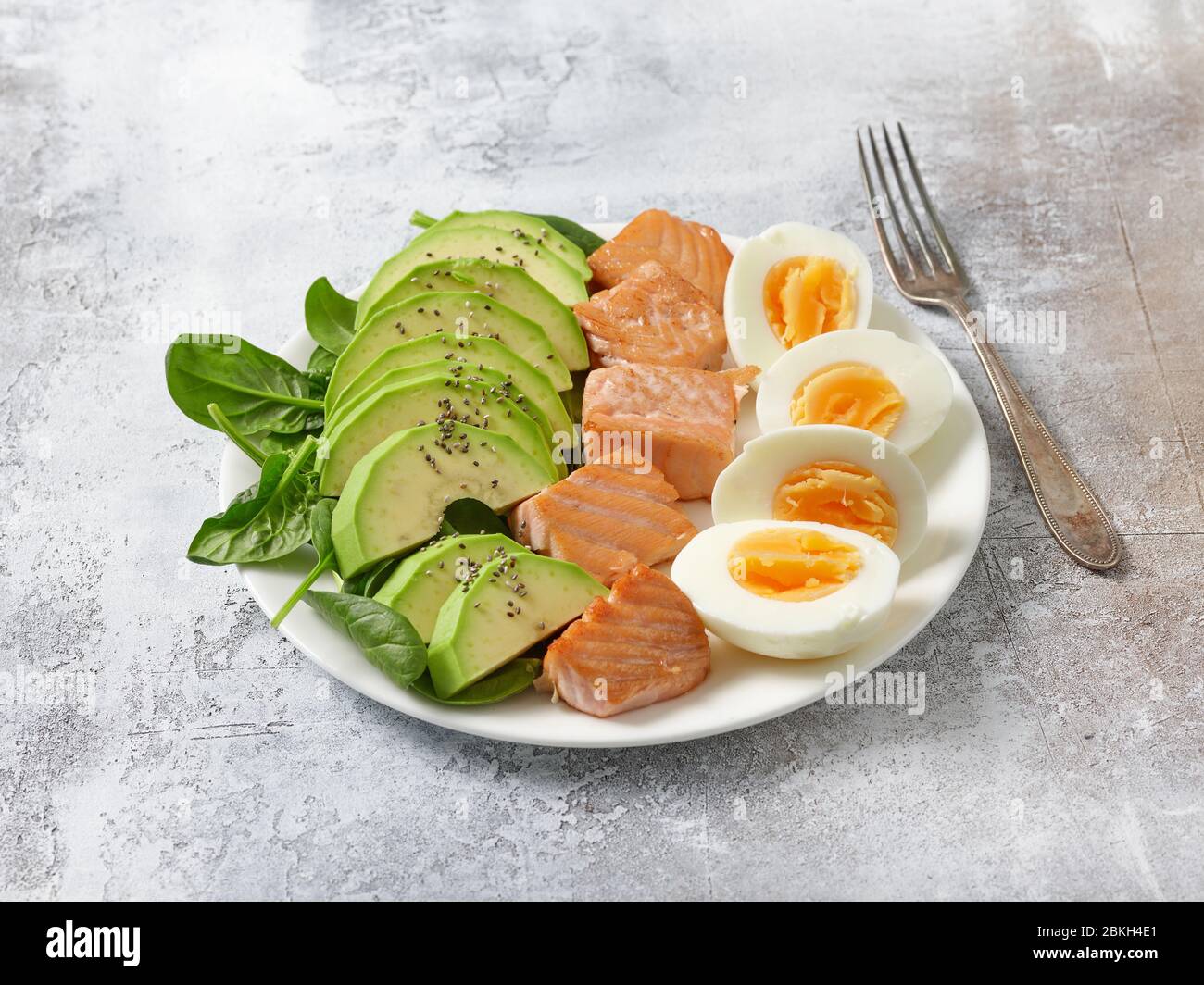 Teller mit Keto Diät-Lebensmittel Zutaten auf grauem Hintergrund Stockfoto