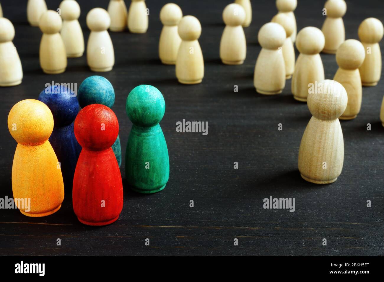 Ungleichheit und Rassismus Konzept verschiedene Holzfiguren. Stockfoto