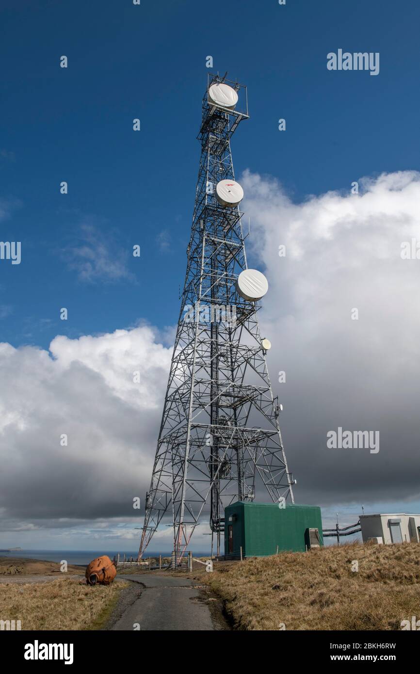 Telecom-Tower mit Geschirr und Antennen für mobile und Breitband Telekommunikation 5g 4g Stockfoto