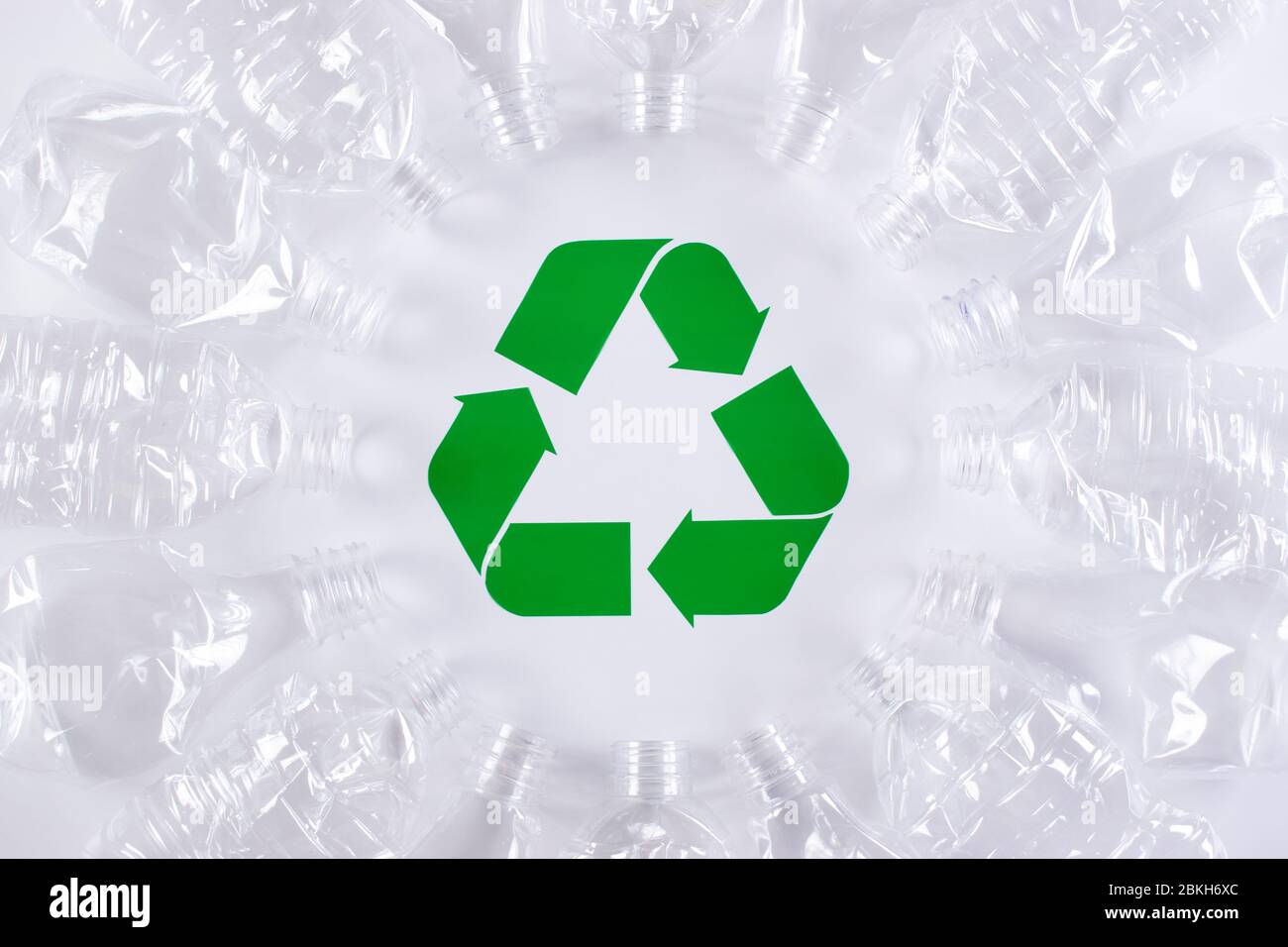 Rahmen der gebrauchten Plastikflaschen Hintergrund mit Recycling-Schild. Recycling und Weltumwelttag Konzept. Stockfoto