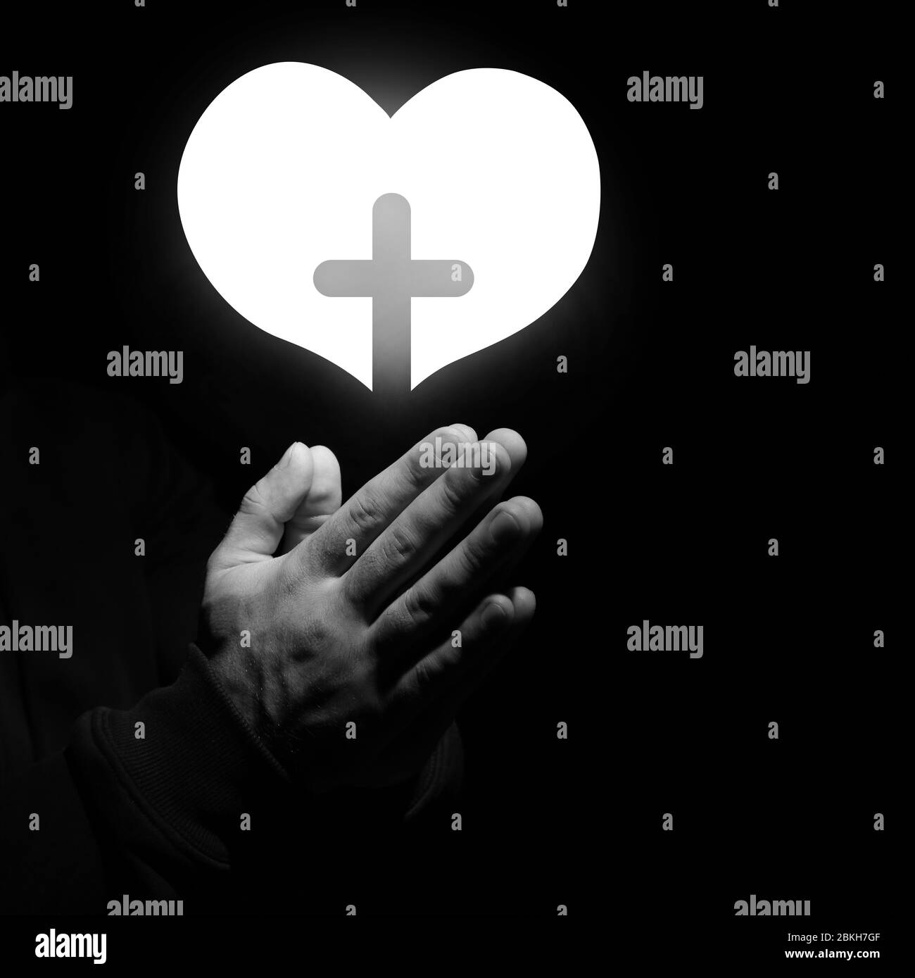Hände religiöser Mann, der betet auf dunklem Hintergrund, schwarze und weiße Wirkung Stockfoto