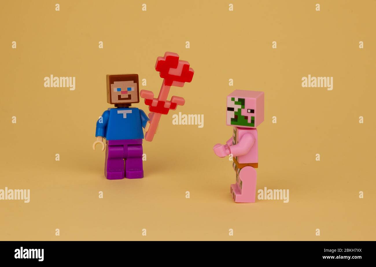 Ukraine, Kiew - 3. April 2020: Ein Mann schenkt einer Frau Blumen. Herzlichen Glückwunsch. LEGO Figuren. Minecraft kleine Männer. Date, love, celebrate. Stockfoto