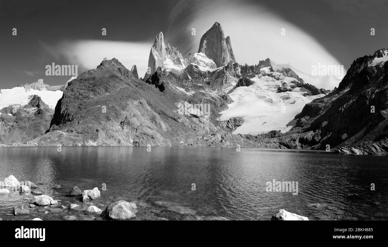 Mount Fitz Roy Panorama mit Gletscherlagune in einem schwarzen und weiten Bild Stockfoto