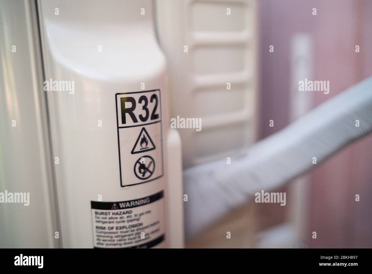 Etikett Informationen zum Kältemittelgastyp R32 der Klimaanlage des  Umrichters Stockfotografie - Alamy