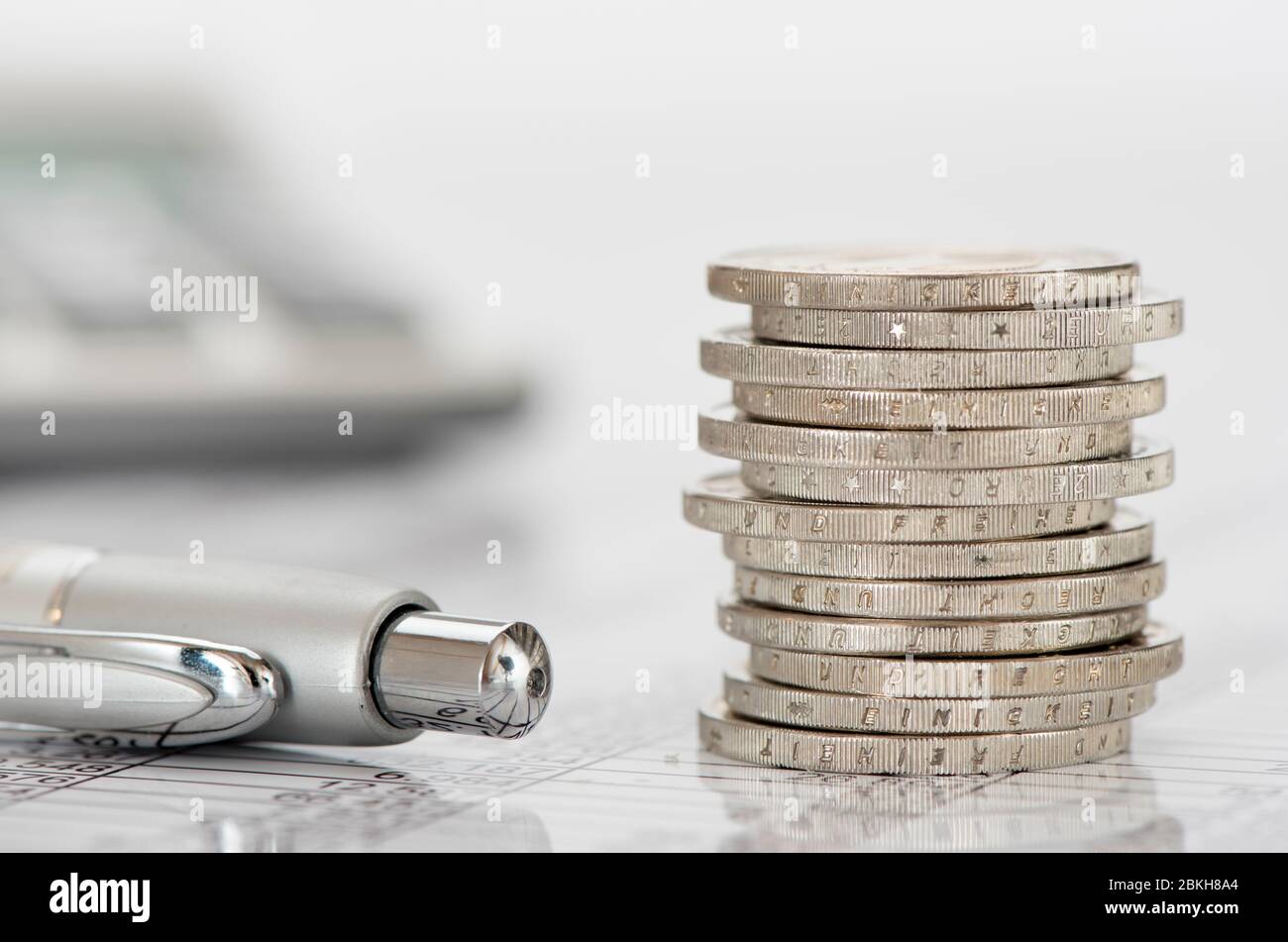 Finanzen mit einem Stapel von Euro-Münzen und Taschenrechner Stockfoto