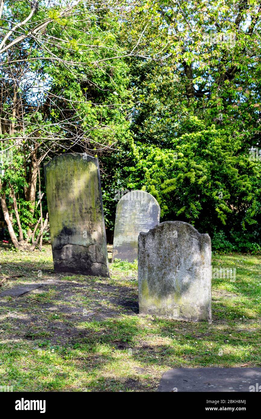 Alte Grabsteine auf dem ehemaligen Gelände des Stepney Meeting House Begräbnisgeldes (Mercers Begräbnisstätte), London, Großbritannien Stockfoto