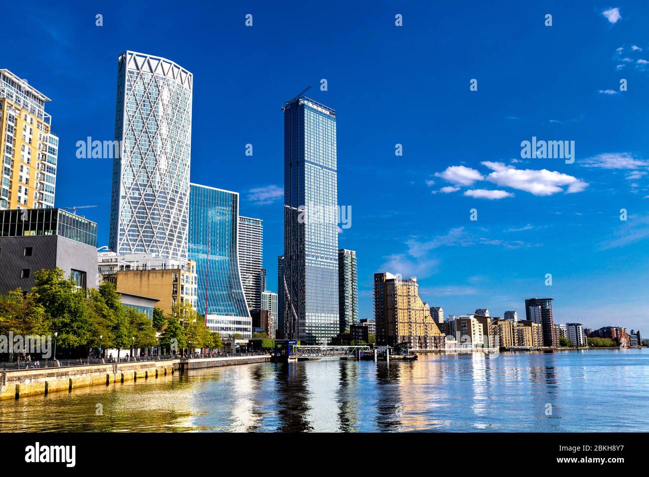 Neue Wolkenkratzer in Canary Wharf - Wohnanlage Newfoundland Quay Tower, One Bank Street und das Wohngebiet Landmark Pinnacle, London, Großbritannien Stockfoto
