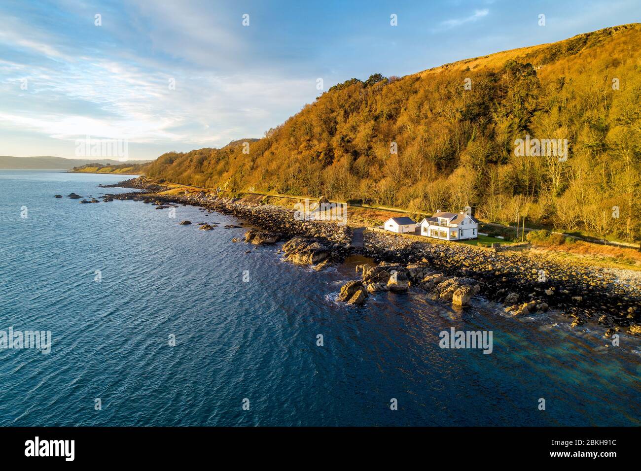 Nordirland, Großbritannien. Atlantikküste und Antrim Coast Road, auch bekannt als Causeway Costal Route. Eine der landschaftlich schönsten Küstenstraßen Europas. Luftansicht Stockfoto