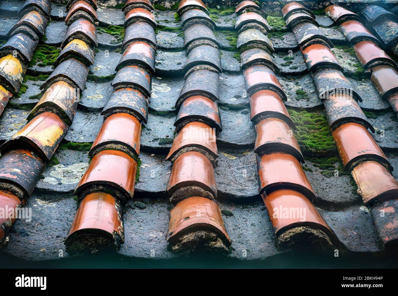 Alte Dachziegel auf einem Haus im südlichen Griechenland. Bekannt als Imbrex und Tegula-Kacheln. Der Stil geht auf die altgriechische und römische Zeit zurück. Stockfoto Alte Dachziegel auf einem Haus im südlichen Griechenland. Bekannt als Imbrex und Tegula-Kacheln. Der Stil geht auf die altgriechische und römische Zeit zurück. Stockfoto