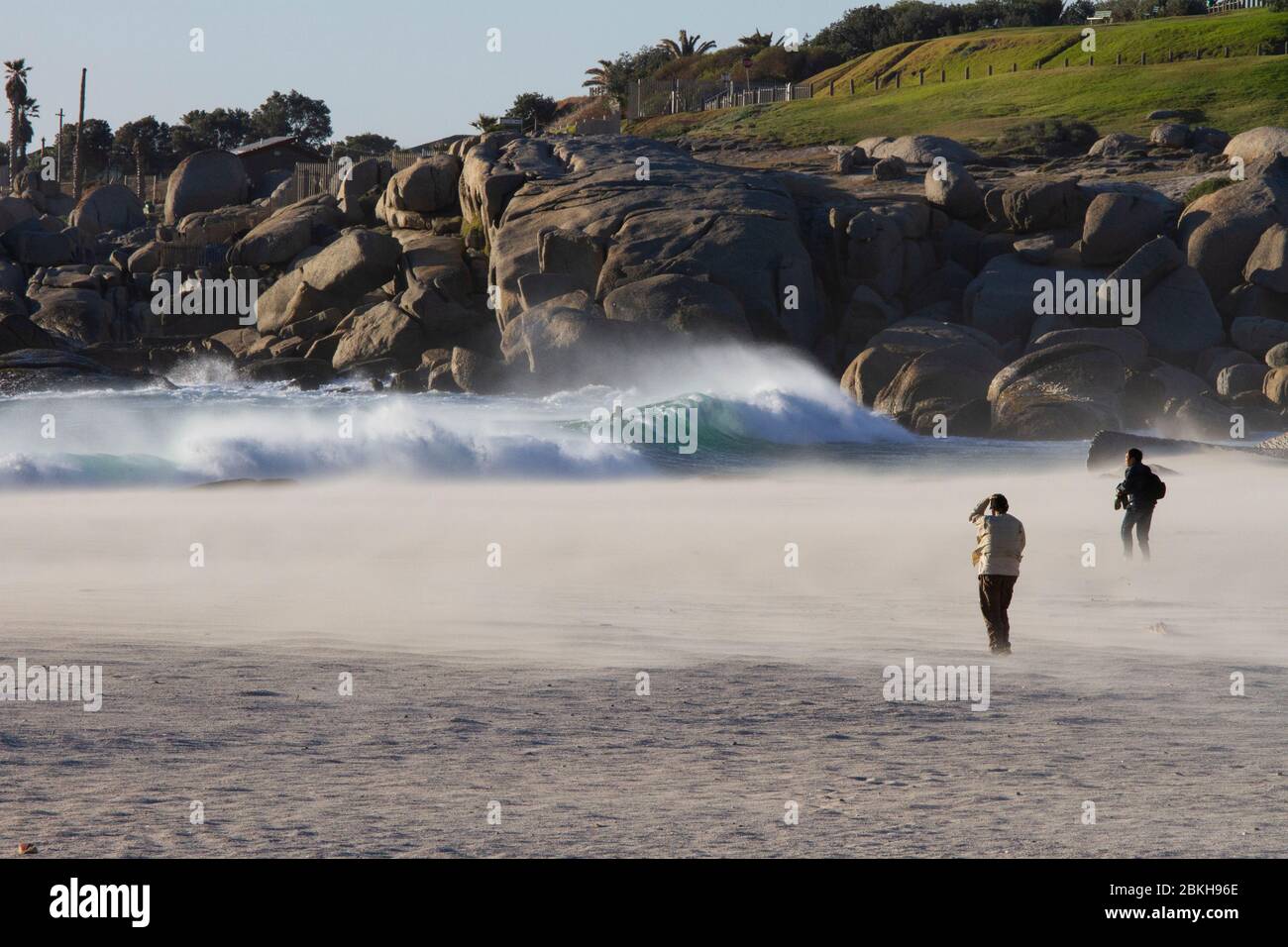 Camps Bay Beach, Südafrika, Einheimische und Touristen erleben die Winde des 'Cape Doctor' Stockfoto