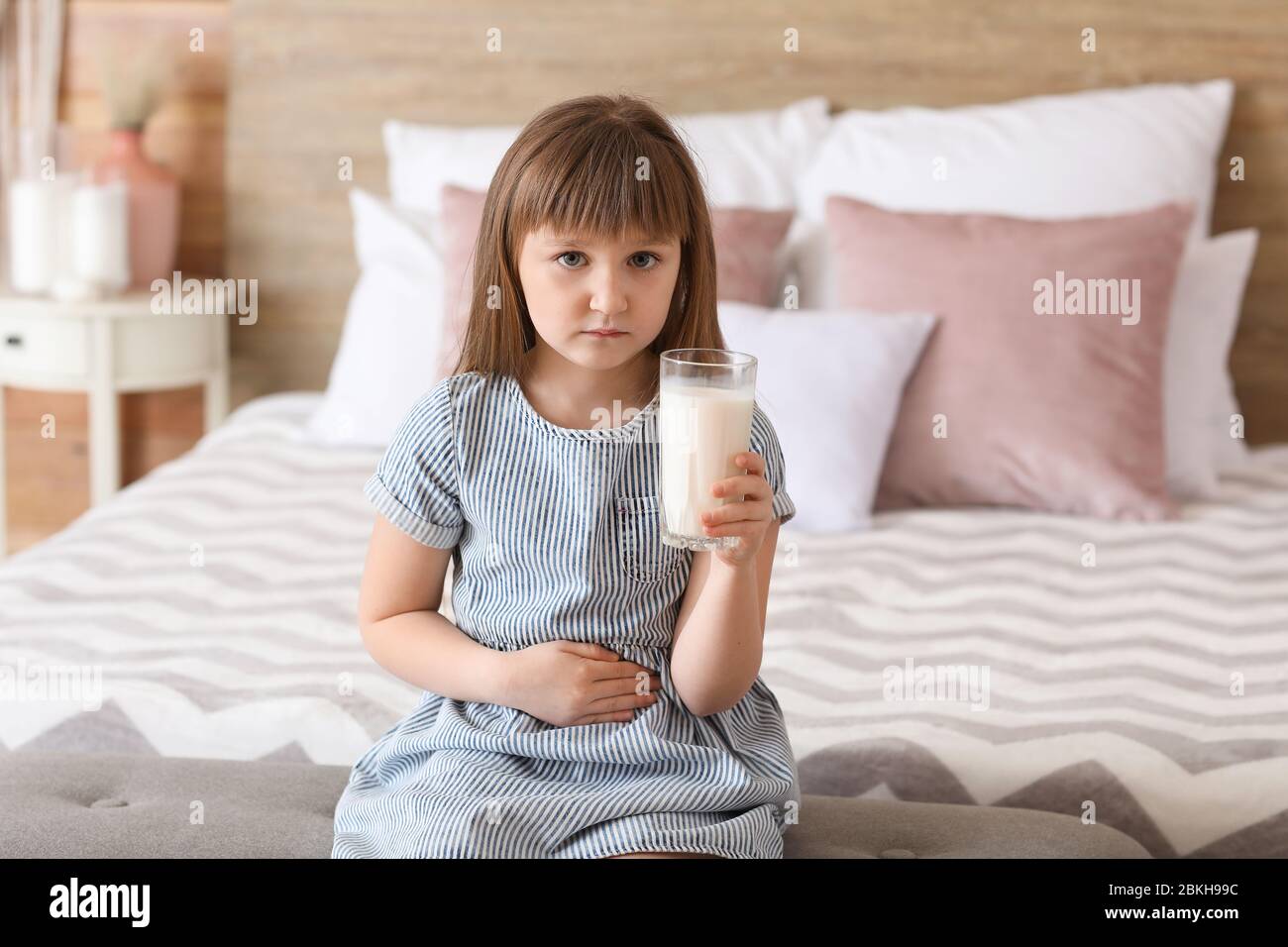 Kleines Mädchen mit Milchallergie im Schlafzimmer Stockfoto