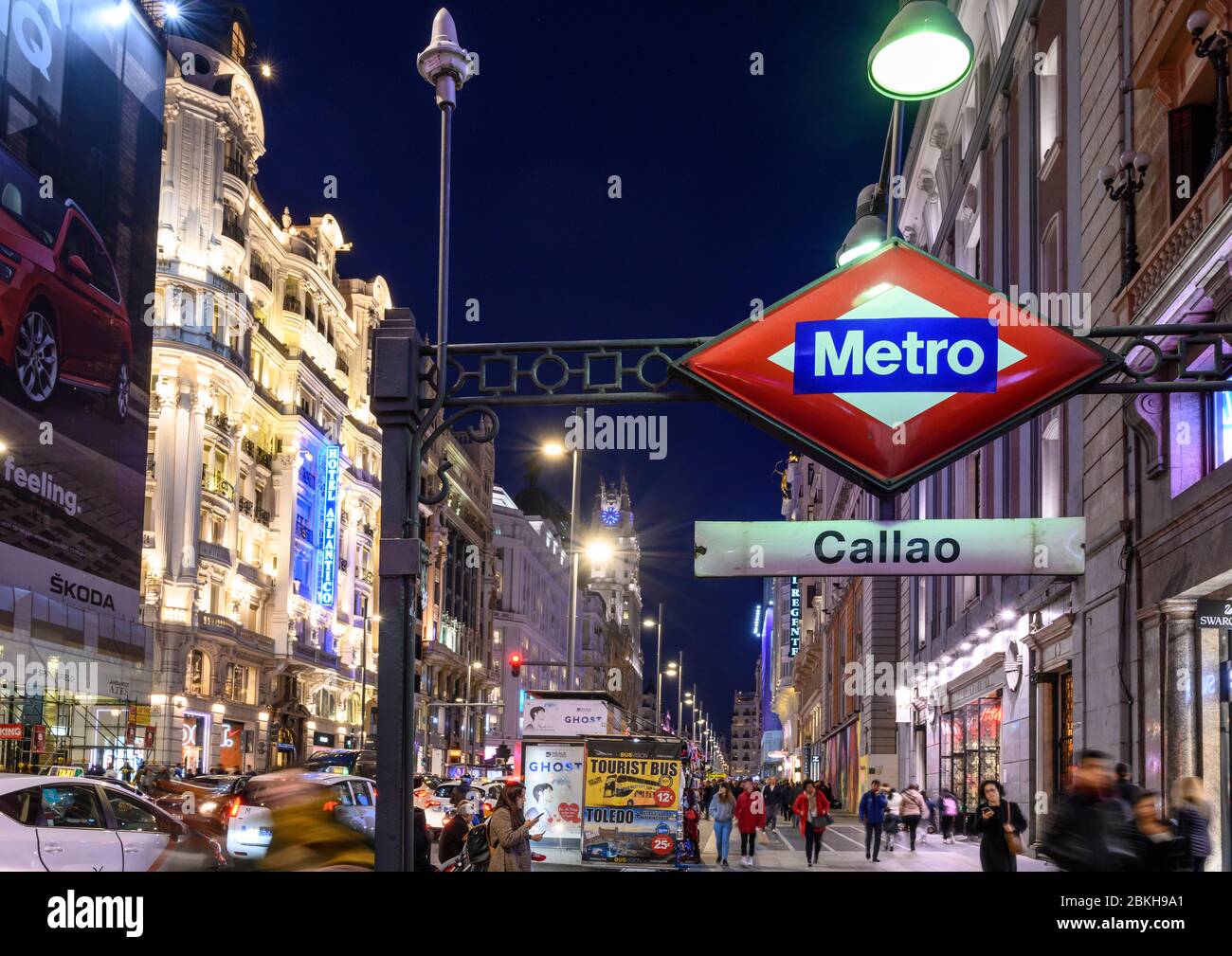 Suche entlang der Gran Via, im Herzen von Madrids Einkaufsviertel, gegenüber der Telefonica Gebäude, von Callao Metro Station. Madrid, Spanien Stockfoto
