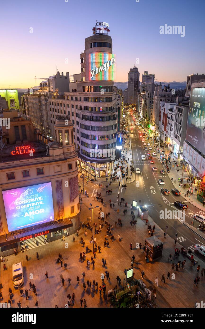 Blick entlang der Gran Via in Richtung Torre de Madrid in der Ferne, mit dem Carrion Gebäude (Mitte) und der Plaza de Callao im Vordergrund Stockfoto