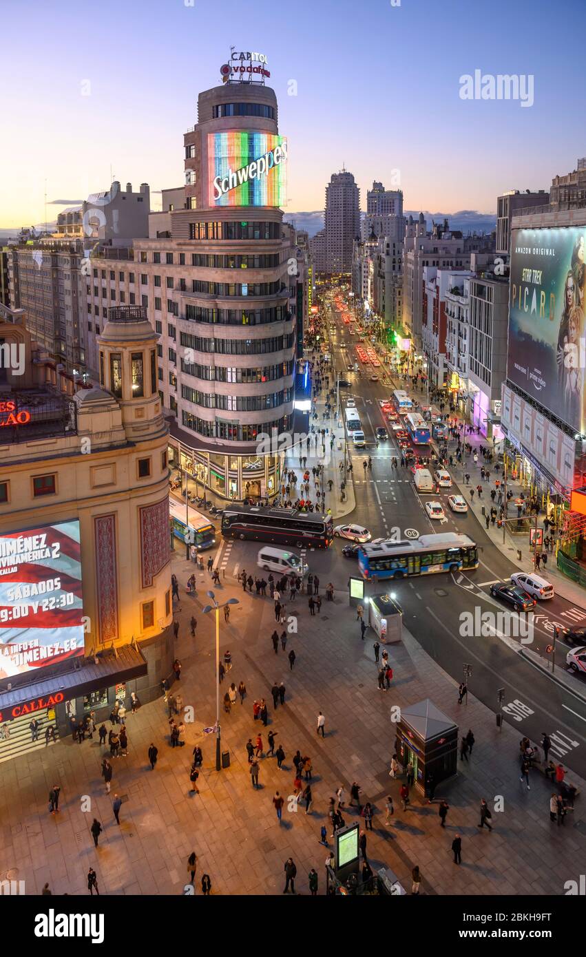 Blick entlang der Gran Via in Richtung Torre de Madrid in der Ferne, mit dem Carrion Gebäude (Mitte) und der Plaza de Callao im Vordergrund Stockfoto