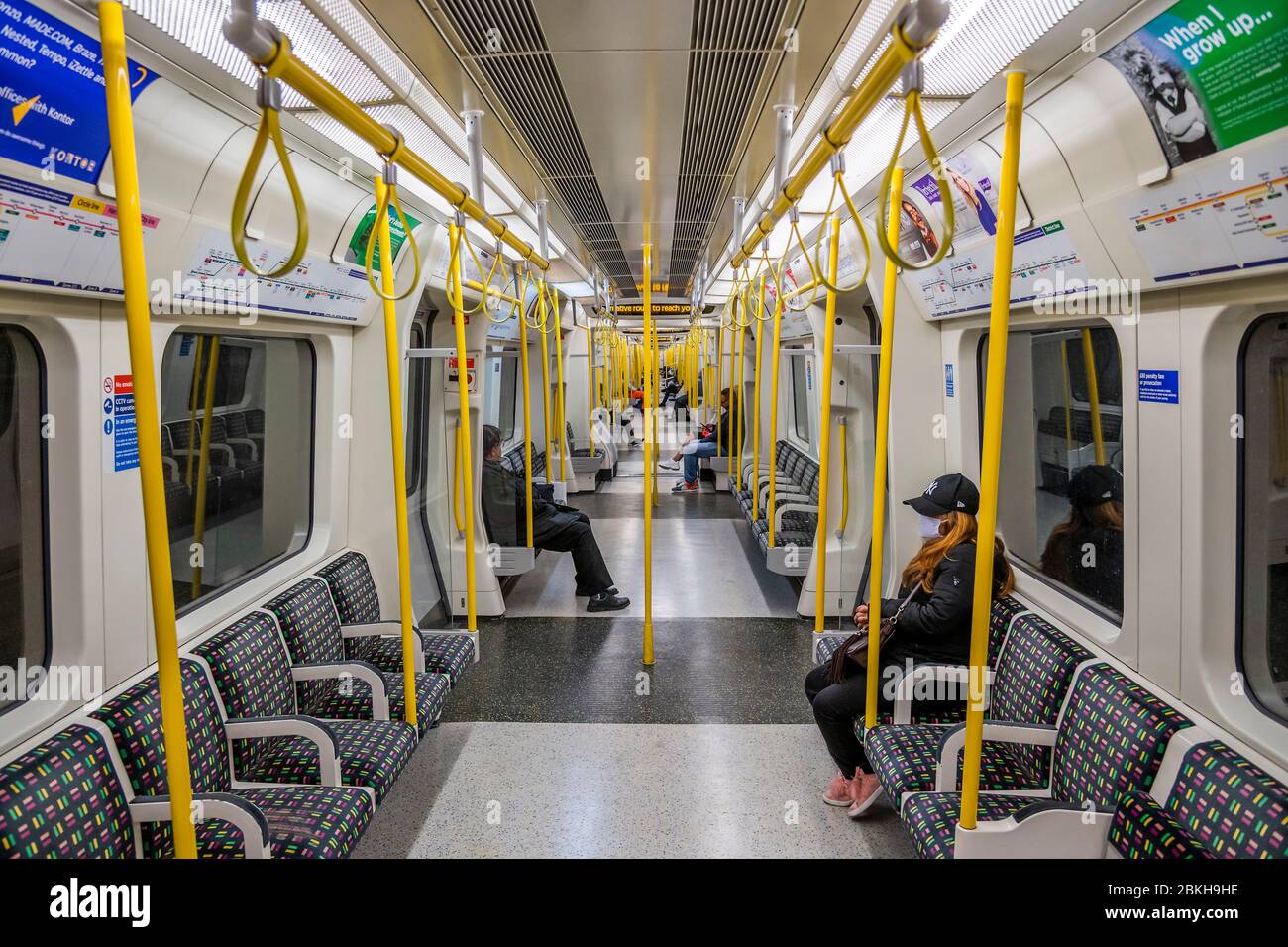London, Großbritannien. Mai 2020. Die Passagierzahlen in der U-Bahn und in Bussen sind drastisch gesunken, da die Menschen die Vorgaben der Regierung beachten. Wer reist, gehorcht den Zeichen, die überall sind und viele tragen Masken. Die "Lockdown" geht weiter für den Ausbruch des Coronavirus (Covid 19) in London. Kredit: Guy Bell/Alamy Live News Stockfoto