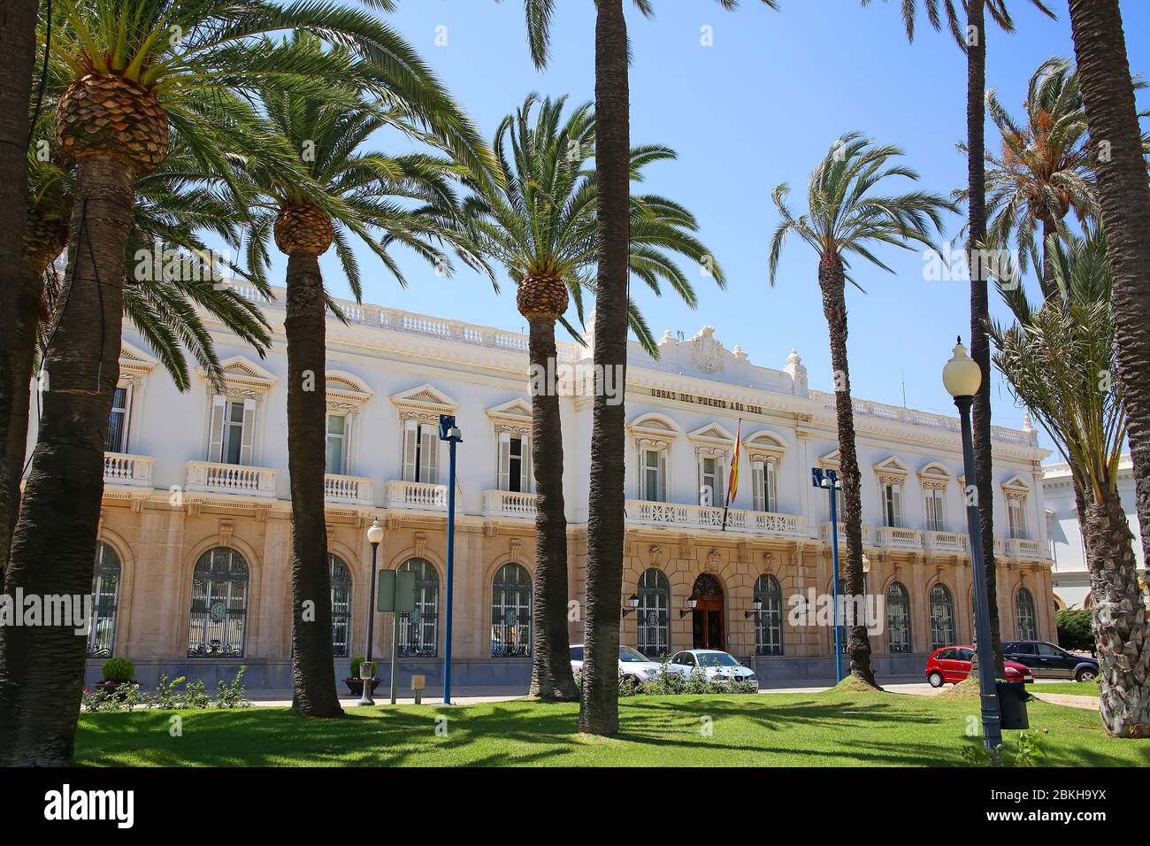 Die schöne Hafenbehörde von Cartagena Gebäude unter den Palmen, Murcia, Spanien. Stockfoto Die schöne Hafenbehörde von Cartagena Gebäude unter den Palmen, Murcia, Spanien. Stockfoto