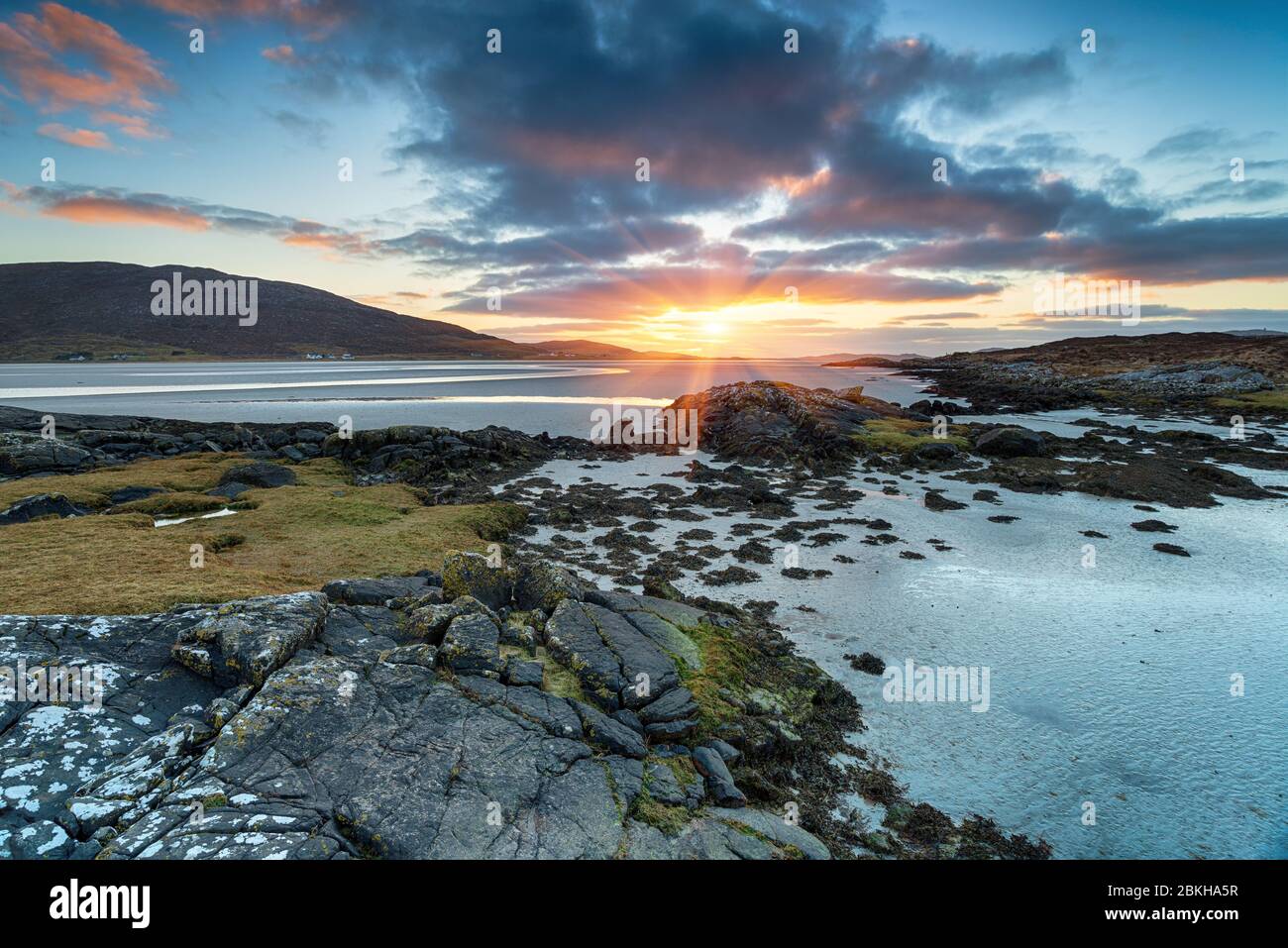 Schöner Sonnenuntergang über dem Sandstrand von Luskentire an der Westküste der Isle of Harris in den Äußeren Hebriden von Schottland Stockfoto