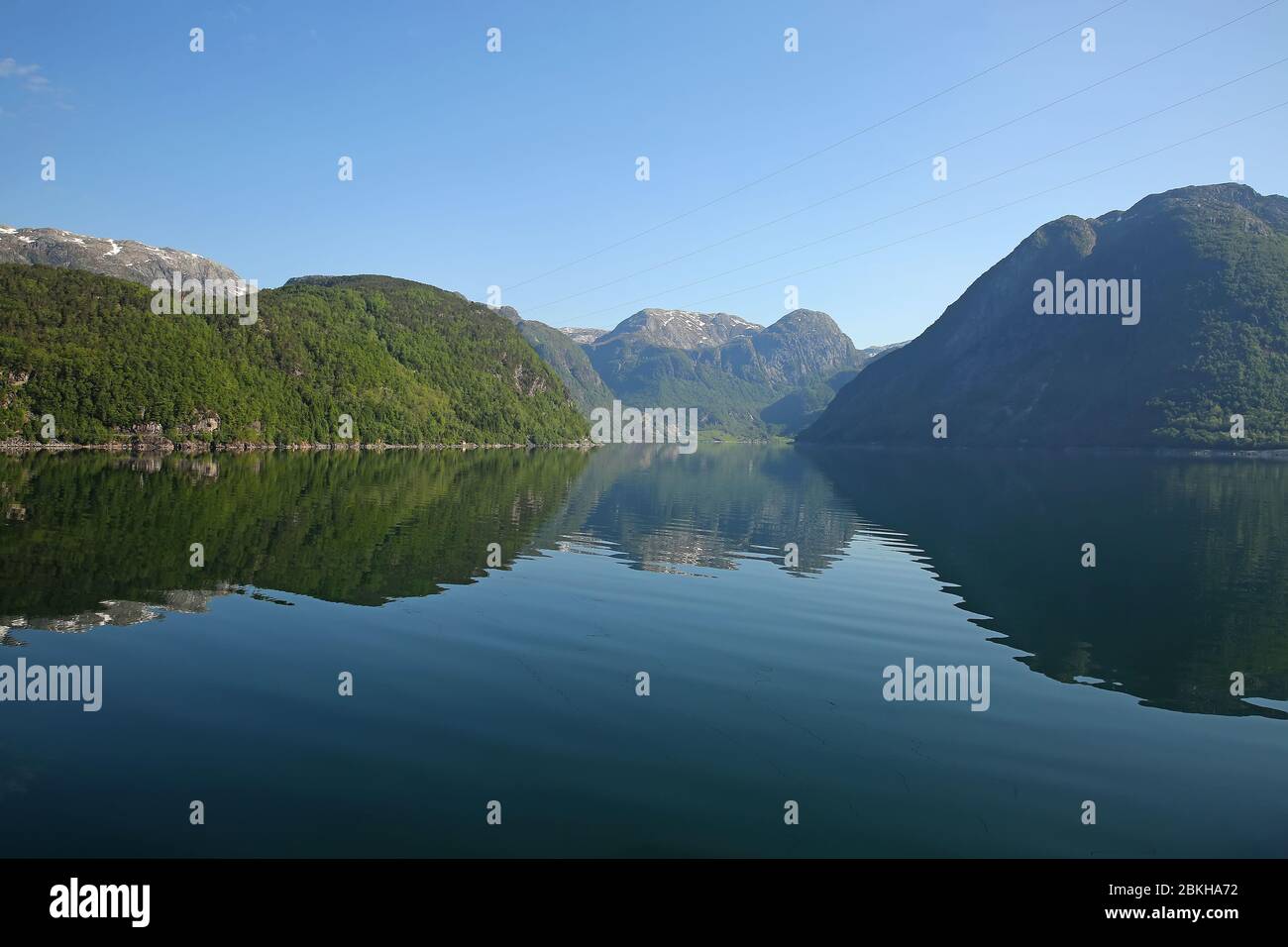 Schöne Landschaft im Fjord, mit Reflexionen der Berge im Wasser. Peace & Tranquility, Rosendal, Hardangerfjord, Norwegen. Stockfoto