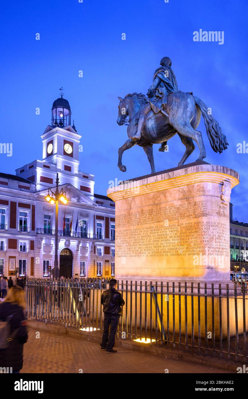 Die Puerta del Sol bei Nacht mit der Statue von Carlos III und der Real Casa de Correos im Hintergrund, im Zentrum von Madrid, Spanien. Stockfoto