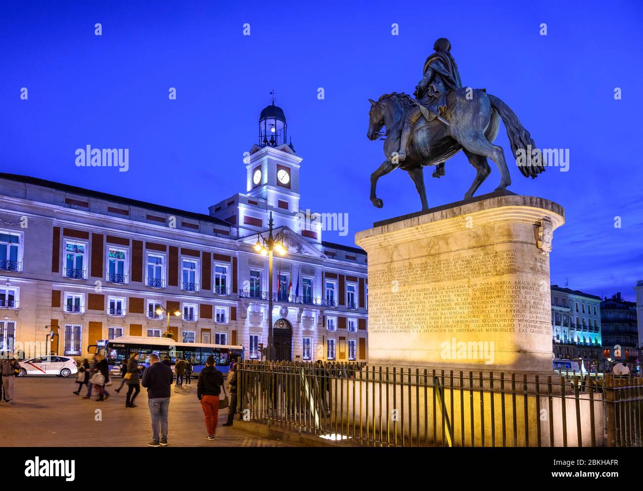Die Puerta del Sol bei Nacht mit der Statue von Carlos III und der Real Casa de Correos im Hintergrund, im Zentrum von Madrid, Spanien. Stockfoto