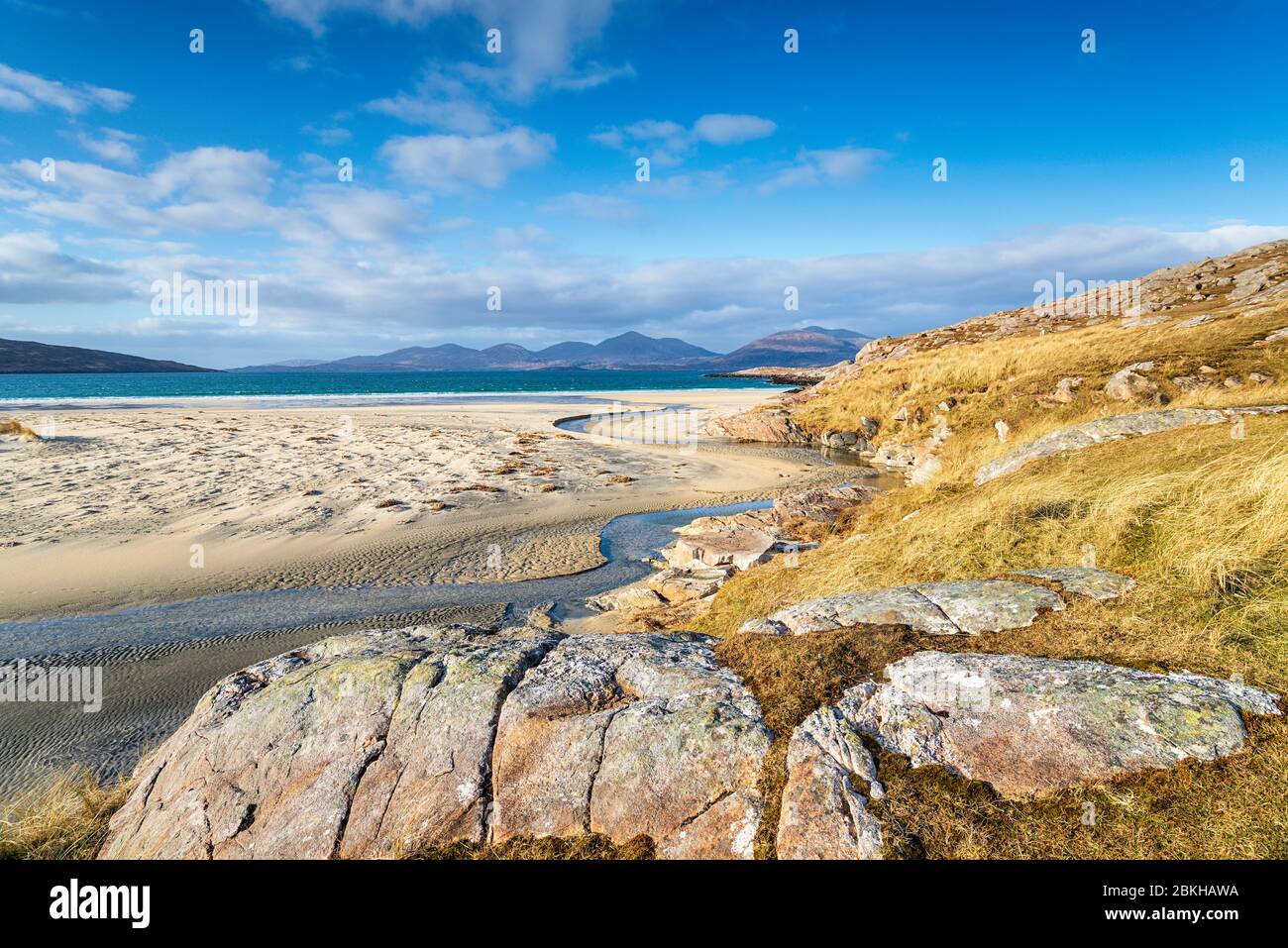 Wunderschöner blauer Himmel und Sonnenschein am Strand von Traigh Rosamol am Luskentire auf der Ilse von Harris in Schottland Stockfoto