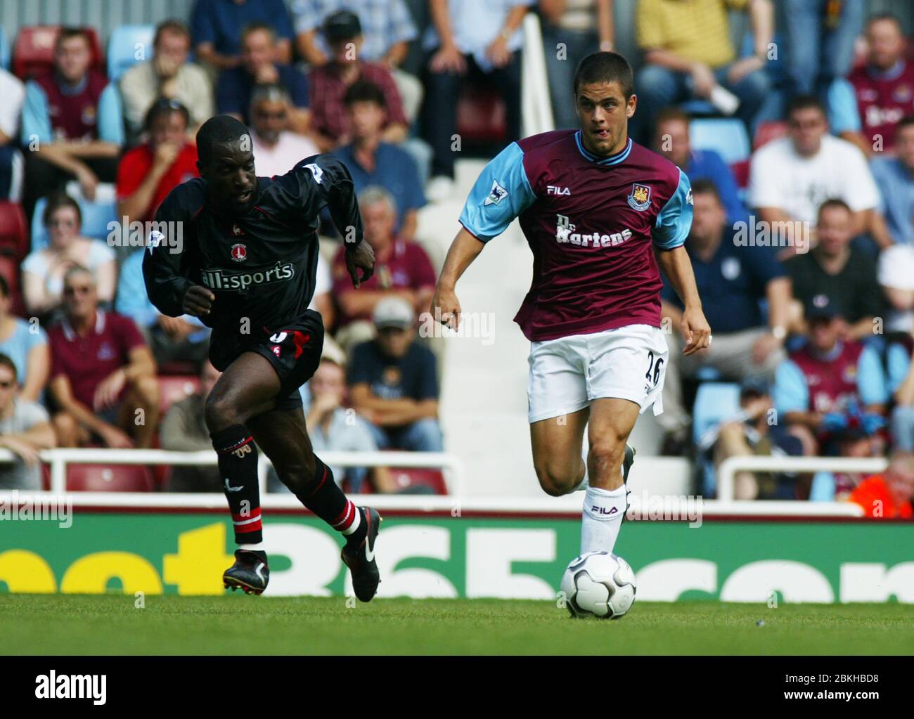LONDON, Großbritannien, AUGUST 31: L-R Chris Powell von Charlton Atheltic und Joe Cole von West Ham United in Aktion während Barclaycard Premiership Wette Stockfoto